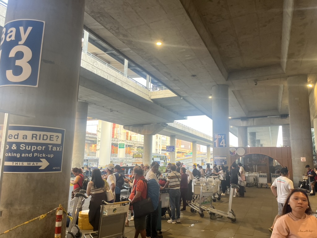 ニノイ・アキノ空港第3ターミナル待ち合わせ場所 工事中の場合はご足労をおかけして恐れ入りますが、Bay 13へお願いいたします。